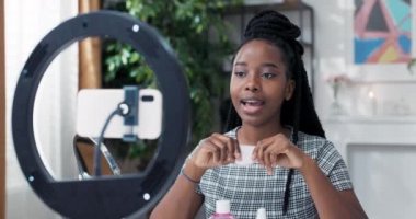 Güzellik Etkilendirici, cilt bakımı numaralarıyla canlı yayın yapan bir kanal sunuyor. Kadın gua sha taşı yüz masajı dersi kaydediyor.