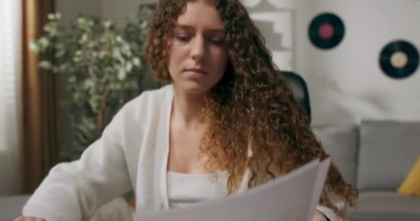 Una Mujer Con Una Camiseta Blanca Está Revisando Documentos Una — Vídeos de Stock