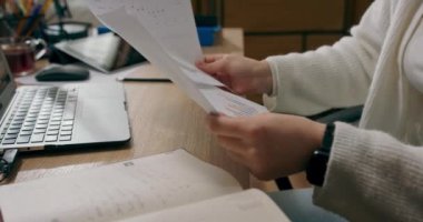 Genç bir kadın evde mali belgelerle çalışıyor, program hazırlıyor. Kız şirket raporlarını kontrol ediyor, birçok sorumluluğu olan bir iş kadını, telefonla telefon görüşmesi yapıyor..