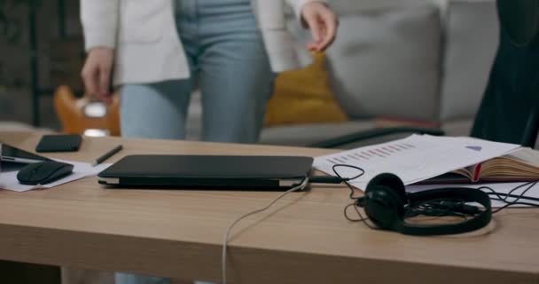 Frau Entspannt Auf Sofa Sieht Anruf Laptop Sitzt Schreibtisch Wartet — Stockvideo