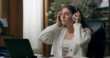 Yorgun kız dizüstü bilgisayarla işini bitirir, telefonu açar en sevdiği idol çalma listesini açar, kulaklıkla müzik dinler, gözlerini kapatır, rahatlar..