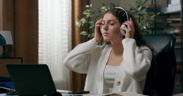 Müdes Mädchen Beendet Die Arbeit Laptop Greift Zum Telefon Schaltet — Stockvideo