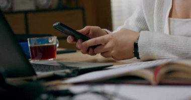 Akıllı telefonun yakın plan çekimleri hangi kadının çalma listesini açtığı, kulaklıkla müzik dinlediği, rahat bir kızın sessizce şarkı söylediği..