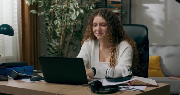 Жінка Сидить Столом Перед Ноутбуком Посилає Повідомлення Сміється Посміхається Спілкується — стокове відео
