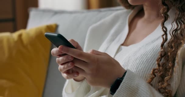 Primer Plano Smartphone Mujer Con Pelo Rizado Utiliza Teléfono Navega — Vídeos de Stock