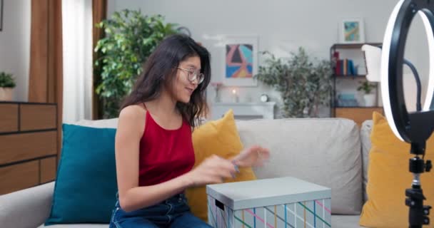 Kobieta Nagrywa Zakupy Dziewczyna Otwiera Paczkę Zamówioną Sklepie Odzieżowym Szczęśliwa — Wideo stockowe