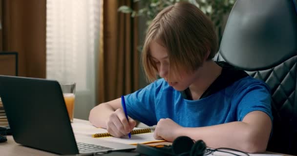 男孩手绘圆圈 笔记本中的纸图 孩子们为学校做笔记 — 图库视频影像