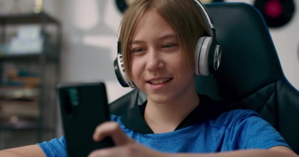 Adolescente Parla Sulle Cuffie Wireless Mentre Compiti Telefono Giovani Onde — Video Stock