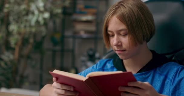 Chico Escuela Está Leyendo Libro Habitación Joven Adolescente Sienta Escritorio — Vídeos de Stock