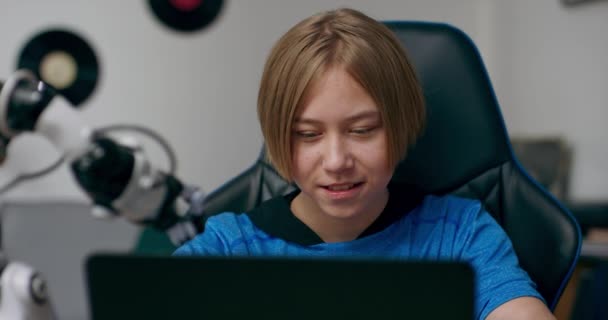 Aprendiendo Robótica Niño Trabaja Una Computadora Escribiendo Frases Teclado Programa — Vídeos de Stock