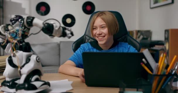Chłopak Wieku Szkolnym Rozwija Pasję Elektroniki Dziecko Montuje Robota Szuka — Wideo stockowe