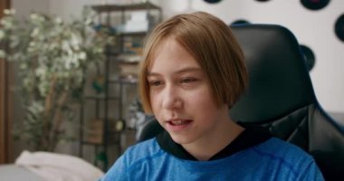 İlkokula giden bir çocuk internetten öğretmeninden ders alıyor. Çocuk el kamerasına bakıp tuvalete gidebilir miyim diye soruyor..