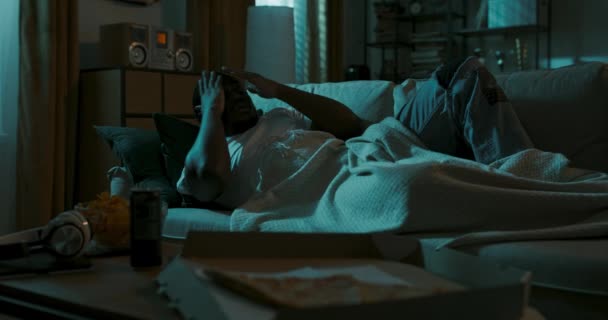 Jovem Triste Ferido Deita Sala Estar Noite Incapaz Dormir Contemplando — Vídeo de Stock