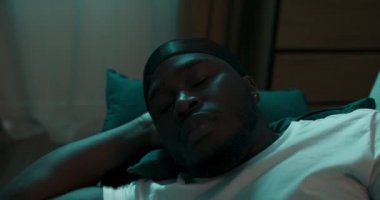 Adam geceleri kanepede uyuyor, uyuyor, uyuyor, uyanıyor, baş ağrısı, uykusuzluk, çaresizlik, uykusuzluk..