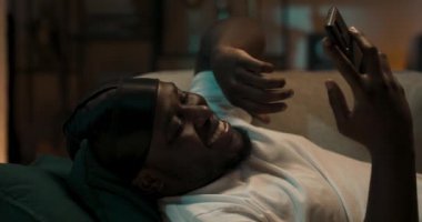 Akıllı telefon kullanan bir kızla konuşan bir adam. Aşık bir çift sanal toplantı aracılığıyla video konferansını kullanarak konuşuyor. Uzun mesafe ilişkisi, online sohbet kavramı.