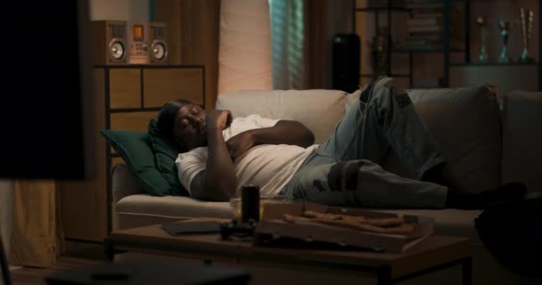 Zmęczeni Mężczyźni Śpiący Kanapa Salonie Popołudniowa Drzemka Odbieranie Telefonu Rozmowa — Wideo stockowe