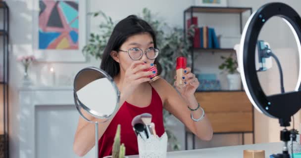 Jeune Asiatique Influenceuse Beauté Blogueur Enregistrement Vidéo Démontre Son Produit — Video