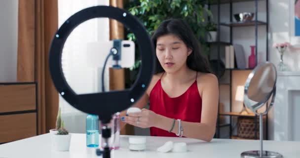 Odstraňuji Make Žena Čistí Obličej Bílou Vatou Dívá Sebe Zrcadla — Stock video