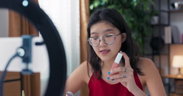 Menina Jovem Vlogger Mostrando Novo Tipo Batom Durante Gravação Vlog — Vídeo de Stock