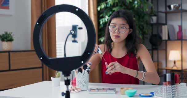 Menina Feliz Casa Falando Sobre Maquiagem Frente Câmera Influenciadores Trabalho — Vídeo de Stock