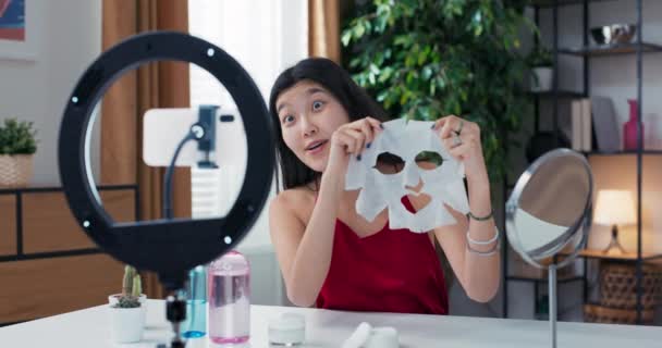 Güzellik Blogcusu Vlogger Ürün Değerlendirmesi Sosyal Medyada Paylaşılacak Kadının Elinde — Stok video