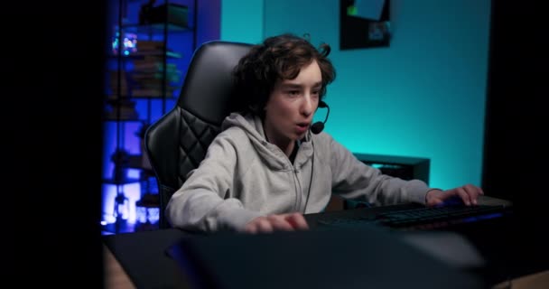 Kleine Gamer Met Headset Jongen Zit Voor Computer Monitor Laat — Stockvideo