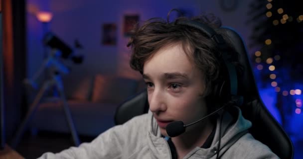 Молодий Геймер Гарнітурою Сидить Перед Комп Ютерним Монітором Грає Ігри — стокове відео