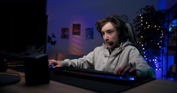 Boy Jugador Profesional Pasa Tiempo Jugando Juegos Ordenador Centrado Experimentar — Vídeo de stock