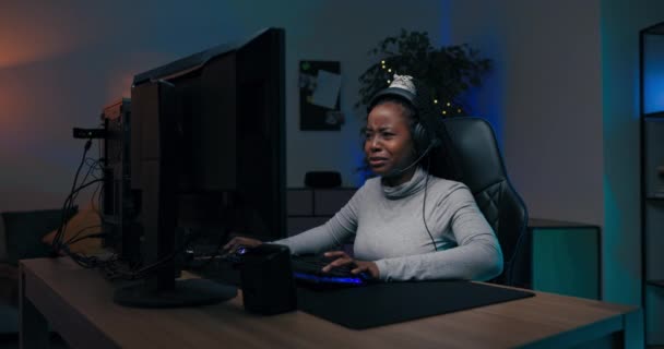 Kvinnlig Avancerad Spelare Förlorar Runt Spel Internet Mästerskap Sätter Händerna — Stockvideo