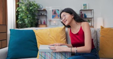 Boks videosu açılıyor. Heyecanlı, mutlu, yeni güzellik ürünlerinin paketlerini açan bir esmer. Güzellik blogu için içerik yakalayan eğlenceli bir genç. Tripod üzerinde akıllı telefon kullanıyor..