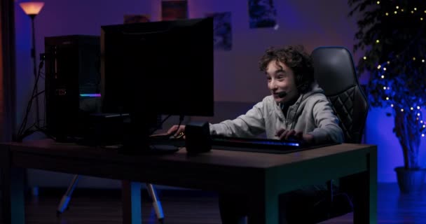 Portrait Professional Pro Gamer Evening Room Lit Blue Purple Neon — Stok Video