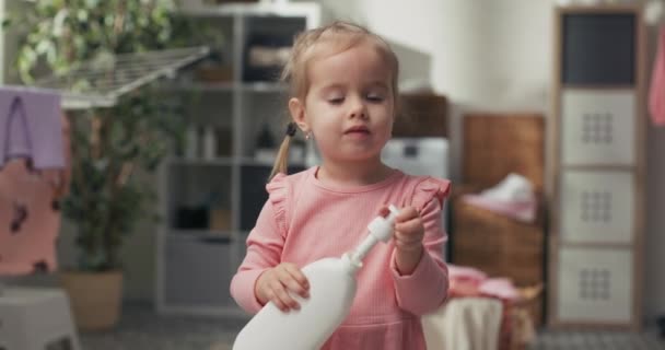 Süßes Kleines Mädchen Spielt Der Waschküche Neben Dem Wäschekorb Mit — Stockvideo