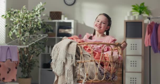 Dziewczyna Trzyma Duży Wiklinowy Kosz Wypełniony Ubrania Prania Uśmiecha Się — Wideo stockowe
