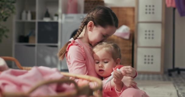 Dvě Holčičky Růžových Šatech Jak Objímají Sedí Podlaze Prádelny Koše — Stock video