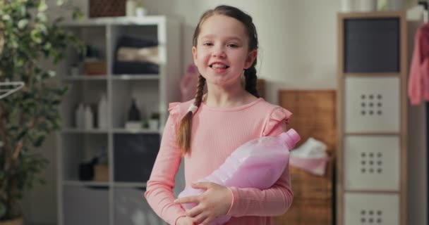 Portret Dziewczynki Warkoczami Różowej Sukience Dziecko Nagrywa Wideo Mediach Społecznościowych — Wideo stockowe