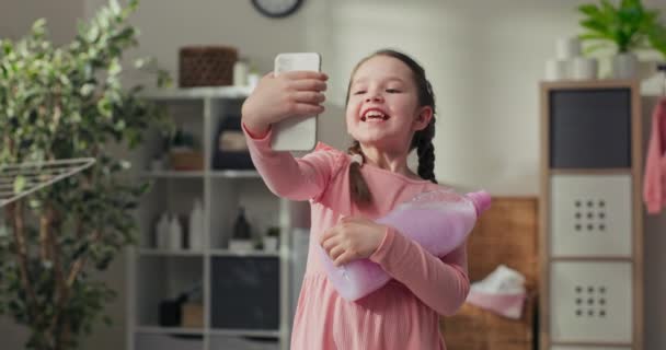 Menina Bonito Tranças Segura Telefone Leva Selfie Fala Através Vídeo — Vídeo de Stock