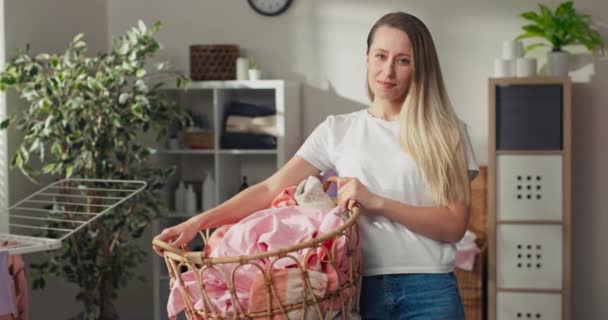 Młoda Uśmiechnięta Blondynka Spędza Czas Domu Wykonując Prace Domowe Stoi — Wideo stockowe