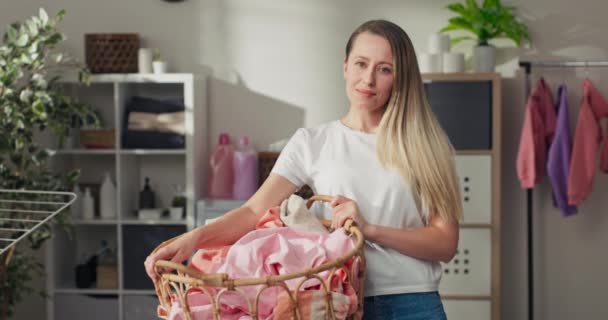 Joven Mujer Rubia Sonriente Pasa Tiempo Casa Haciendo Tareas Domésticas — Vídeos de Stock