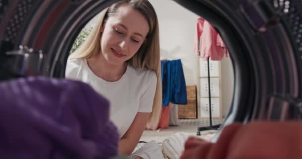 Vrouw Doet Kijkt Wasmachine Zet Gekleurde Kleren Binnen Wasserette Capsule — Stockvideo