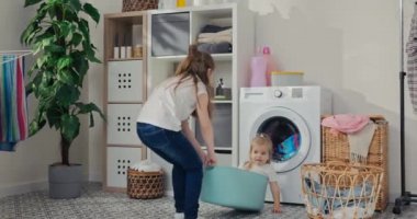 Sarı saçlı ve mavi gözlü kız plastik mavi bir klozetin içinde oturuyor. Kız kardeşi bir bebeği çekiştiriyordu. Elleri sevinçten havaya kalkmış, bağırıyor, oynuyordu..