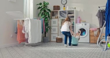 Sarı saçlı, mavi gözlü güzel bir kız plastik mavi bir klozetin içinde oturuyor. Kız kardeşi, ellerini neşeyle kaldıran bebeği sürüklüyor. Çığlık atıyor, oynuyor..