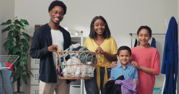 Szczęśliwa Wesoła Rodzina Wykonuje Prace Domowe Razem Pralni Rodzice Trzymać — Wideo stockowe