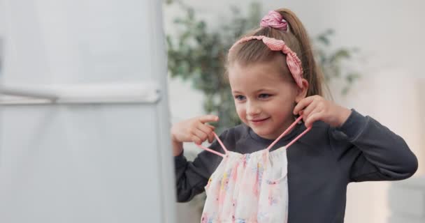 Menina Escolhendo Roupas Frente Espelho Criança Pensa Que Escolher Usar — Vídeo de Stock