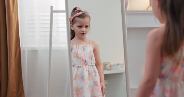 Cute Wesoły Dziewczynka Wybiera Ubrania Wieszaków Ubrania Zakupy Dla Dzieci — Wideo stockowe