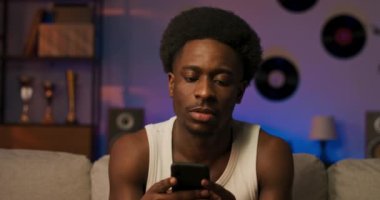 Telefonla mesajlaşın. Genç öğrenci bir arkadaşıyla buluşur, internetten tanıştığı bir kızla sohbet eder..