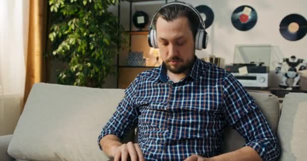 Young Freelancer Headphones Learns English While Sitting Couch Living Room — 图库视频影像