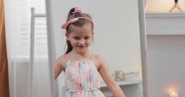 Hübsches Kleines Mädchen Wählt Ein Kleid Schlafzimmer Ein Fröhliches Kind — Stockvideo