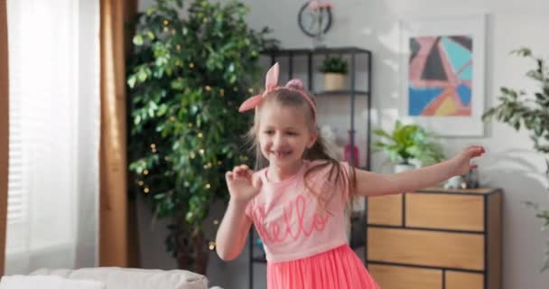 Беззаботное Детство Счастливая Энергичная Кавказская Девушка Прыгает Диване Играя Дома — стоковое видео