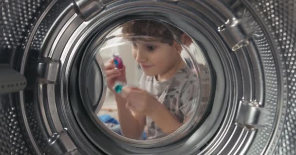 Young Child Fools Playing Washing Machine Covers His Eyes Wash — ストック動画