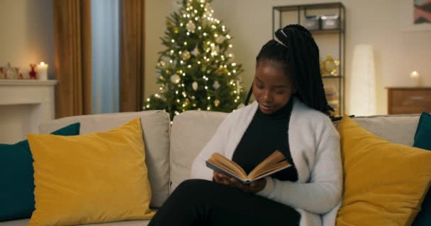 Pohovce Sedí Afričanka Modrém Obalu Drží Knihu Čte Když Přečetla — Stock video